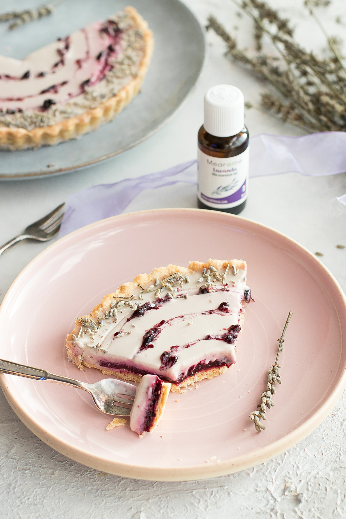 Crostata di more, mirtilli e panna cotta aromatizzata con olio essenziale di lavanda