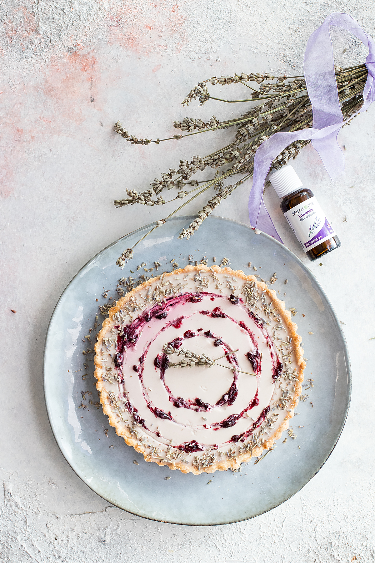 Crostata con panna cotta e frutti di bosco aromatizzata alla lavanda