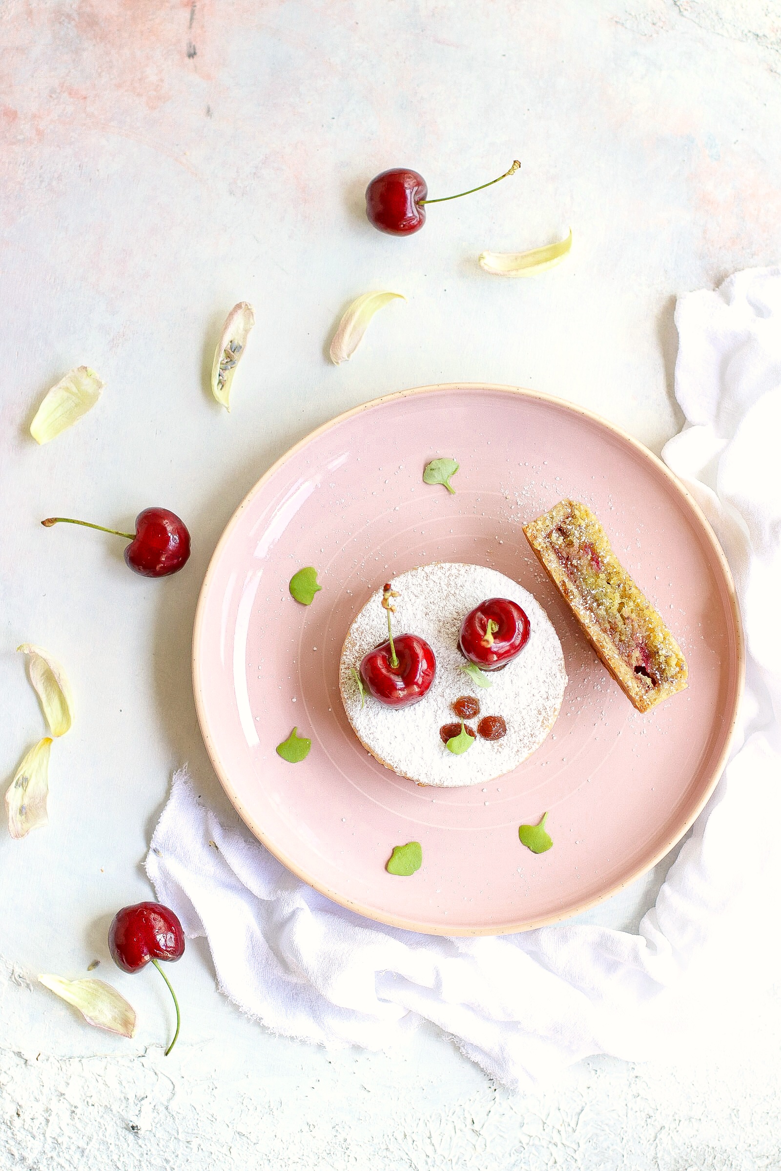 Tartellette con crema frangipane e ciliegie