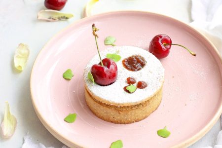 Tartellette crema frangipane alle mandorle e ciliegie