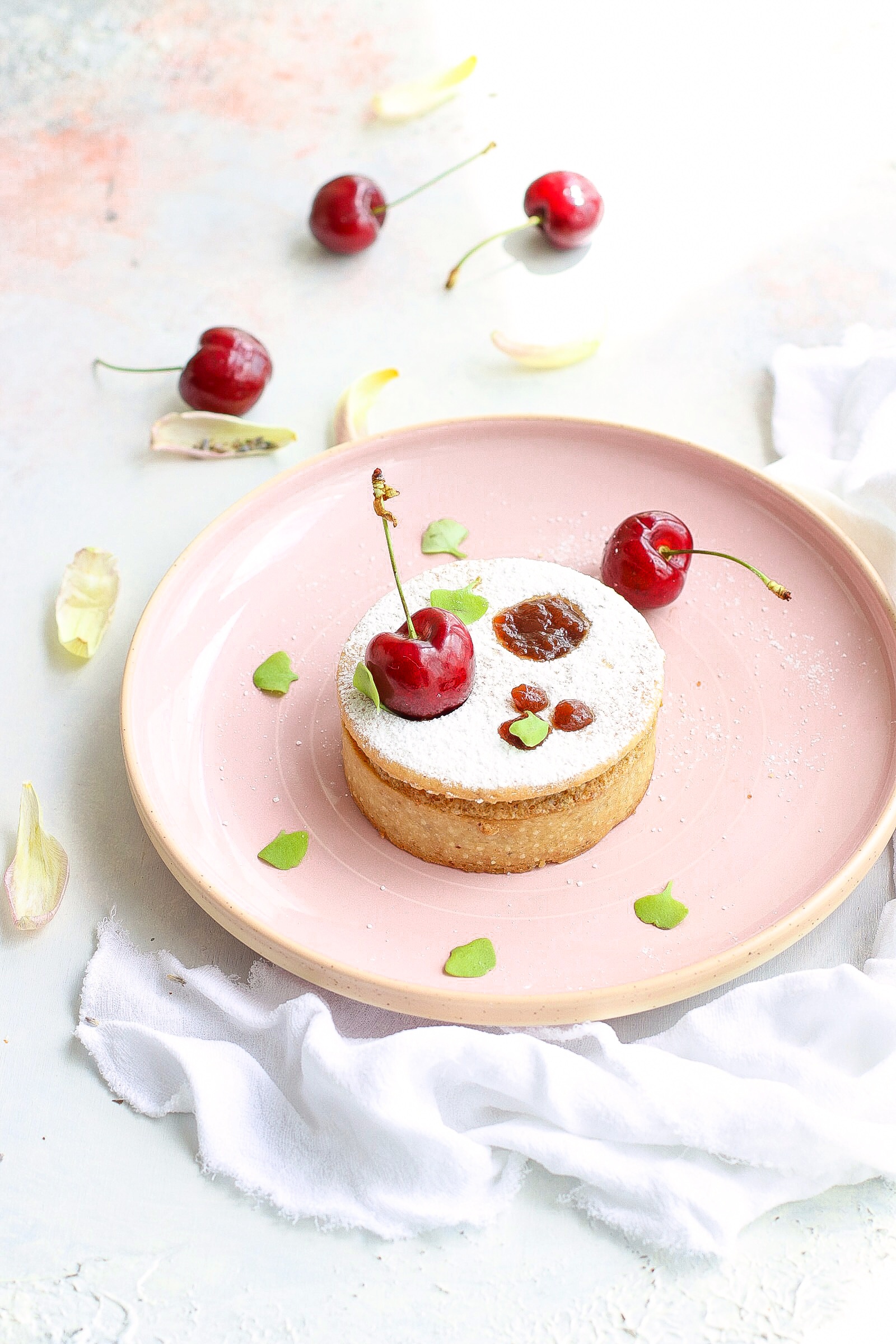 Tartellette crema frangipane alle mandorle e ciliegie