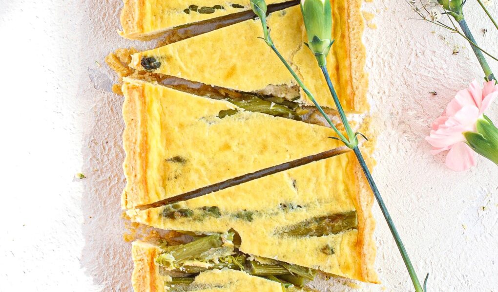 Torta salata con asparagi