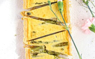 Torta salata con asparagi