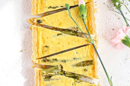 Torta salata con asparagi