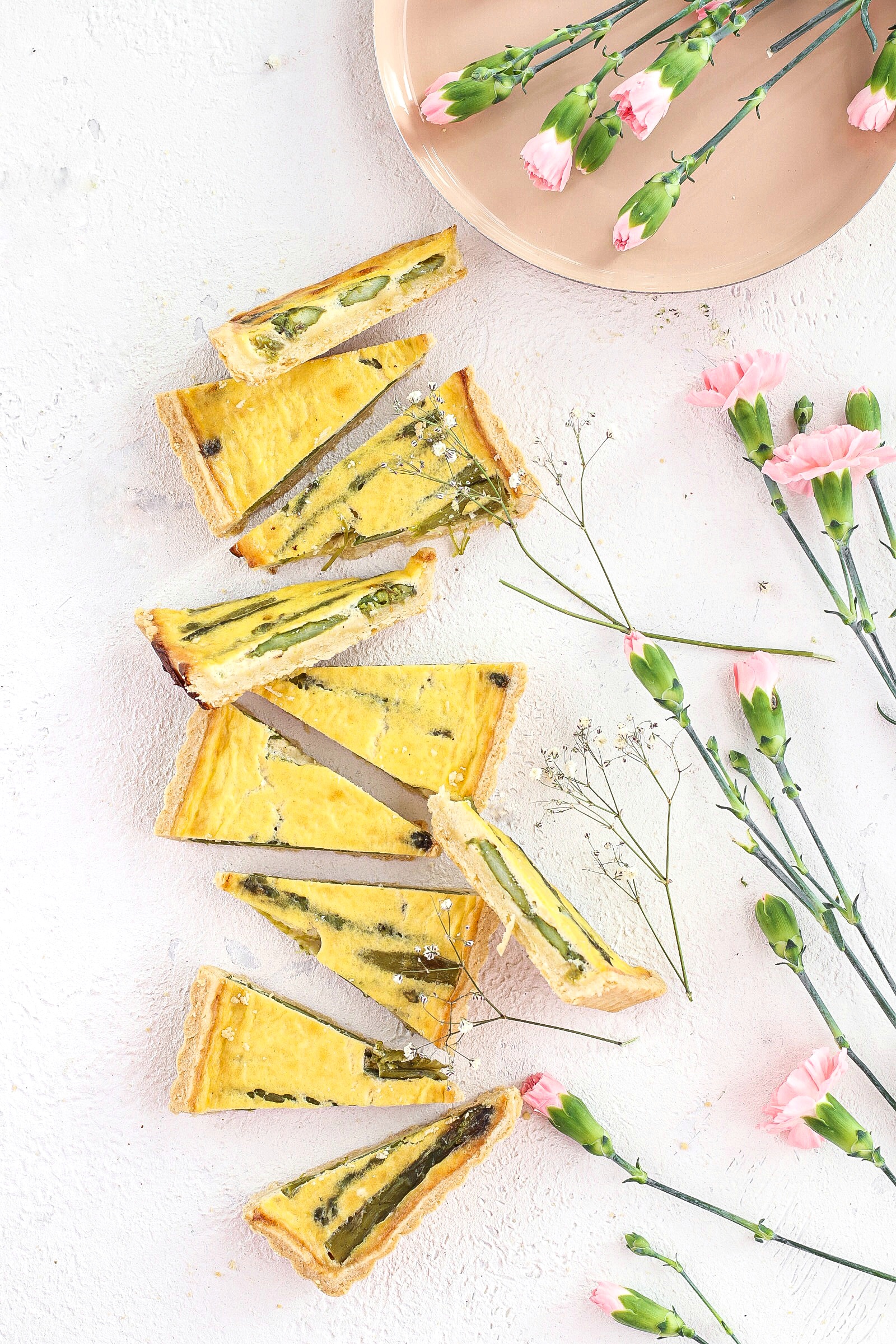 Torta salata con asparagi