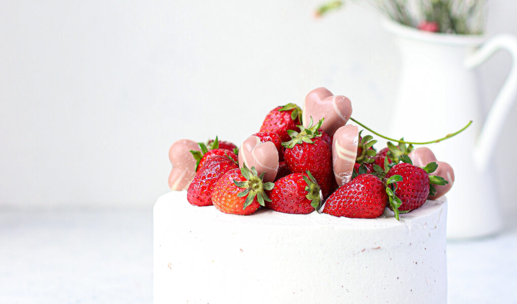 Strati di pan di spagna farciti con un inserto di gelée alle fragole, crema chantilly aromatizzata al lampone e fragole fresche.