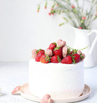 Strati di pan di spagna farciti con un inserto di gelée alle fragole, crema chantilly aromatizzata al lampone e fragole fresche.
