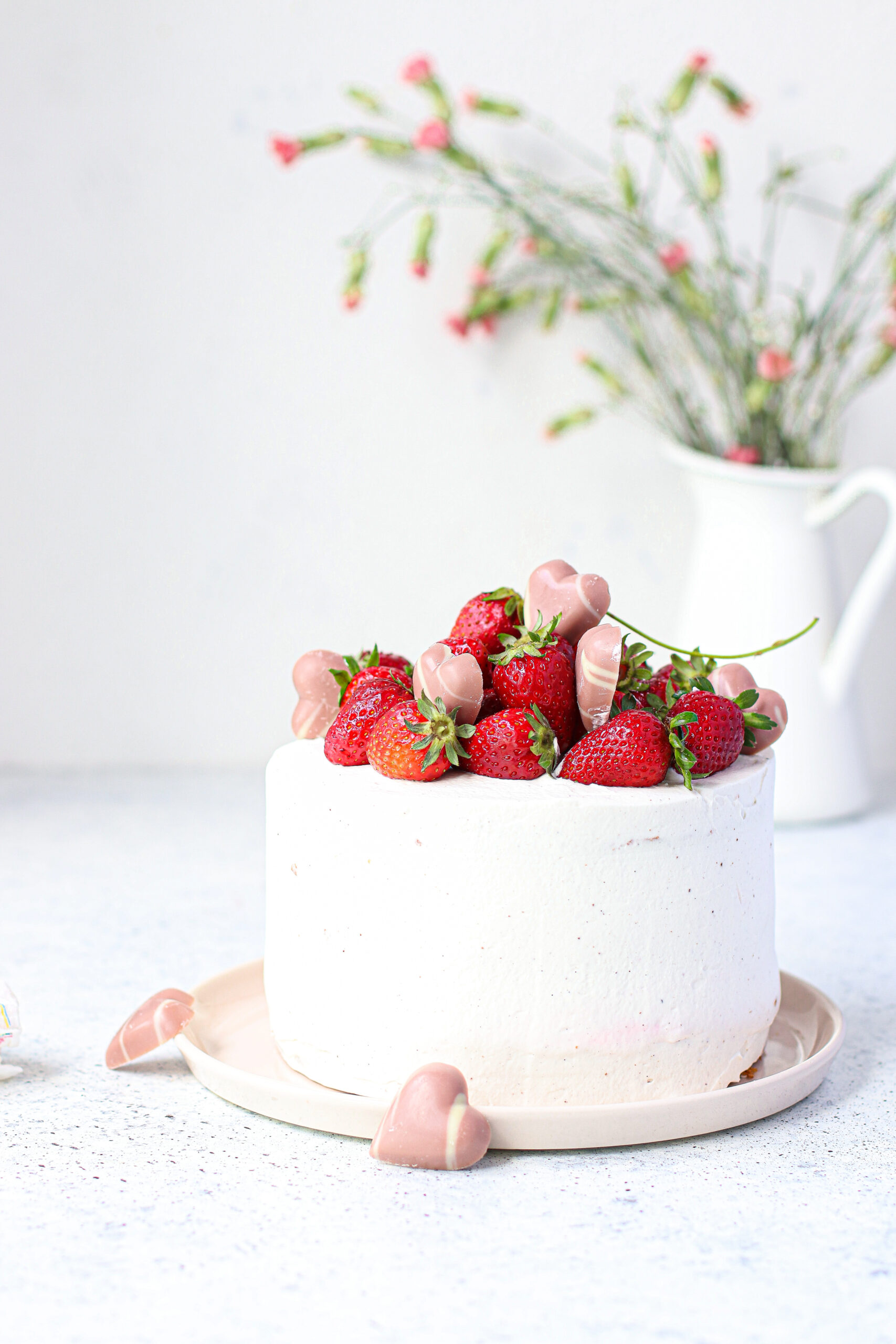 Strati di pan di spagna farciti con un inserto di gelée alle fragole, crema chantilly aromatizzata al lampone e fragole fresche.