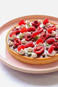 Crostata, nocciole, cioccolato e lamponi