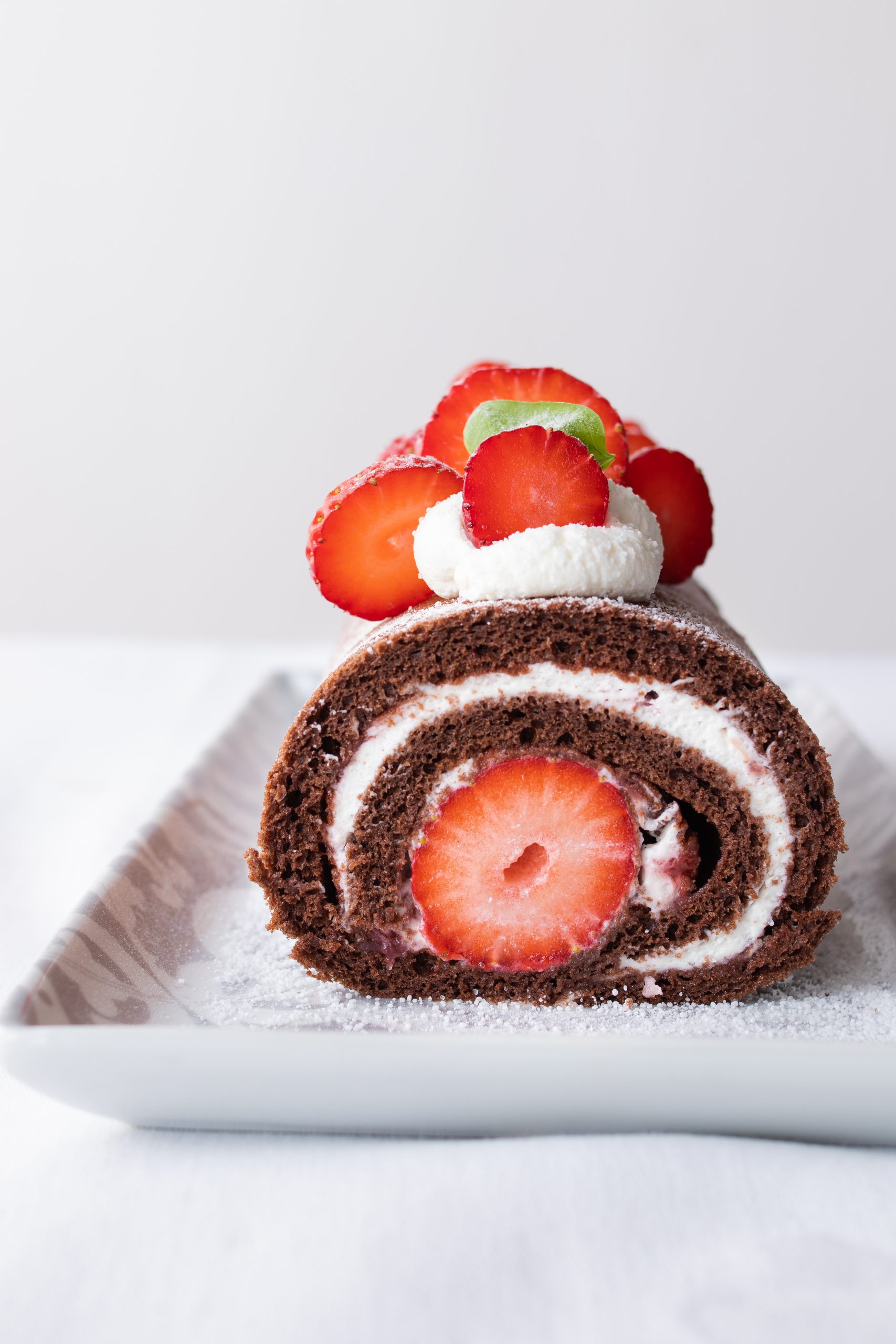 Rotolo al cacao con crema chantilly e fragole