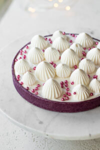 Crostata con mousse al cioccolato e chantilly allo yogurt